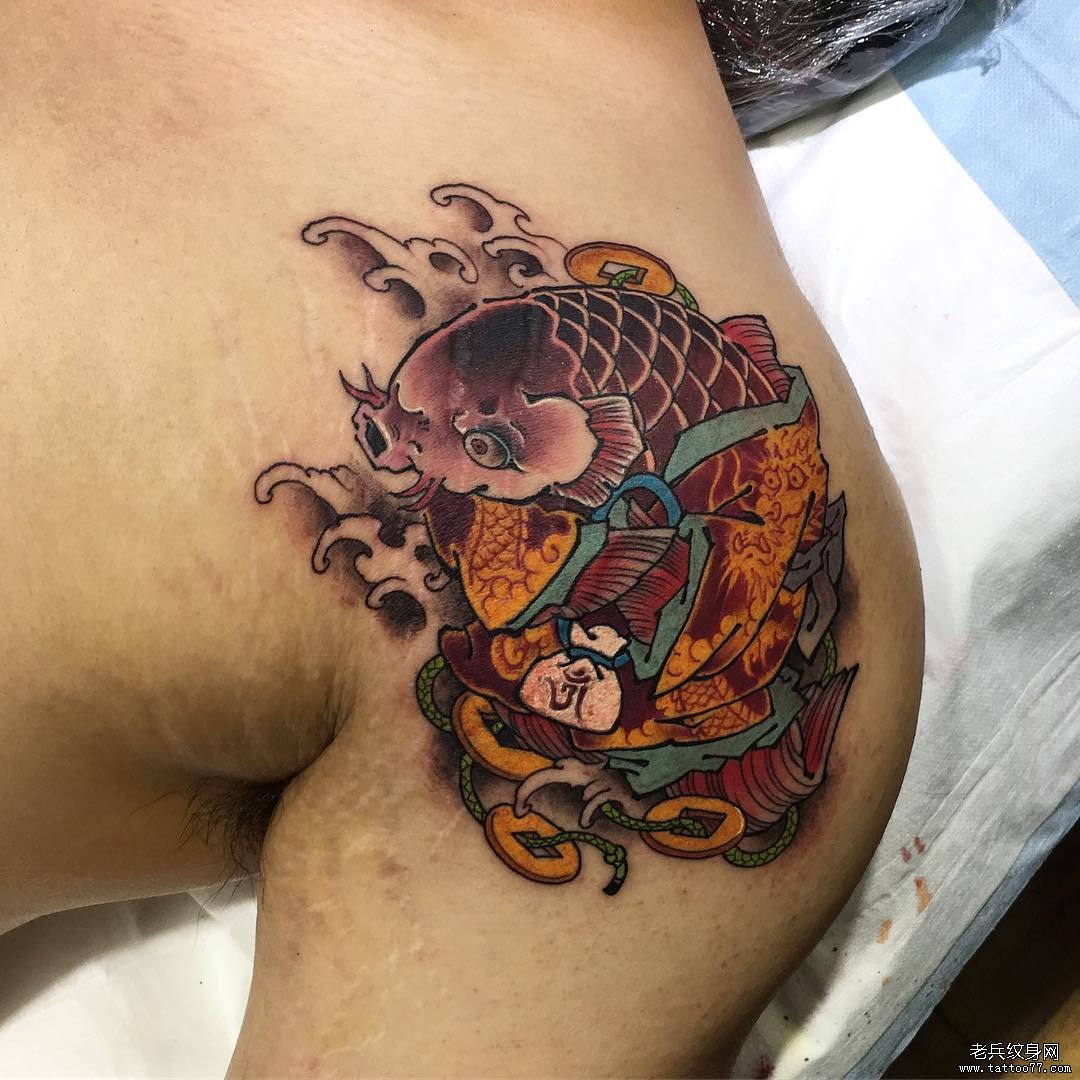 传统肩部鲤鱼纹身图案