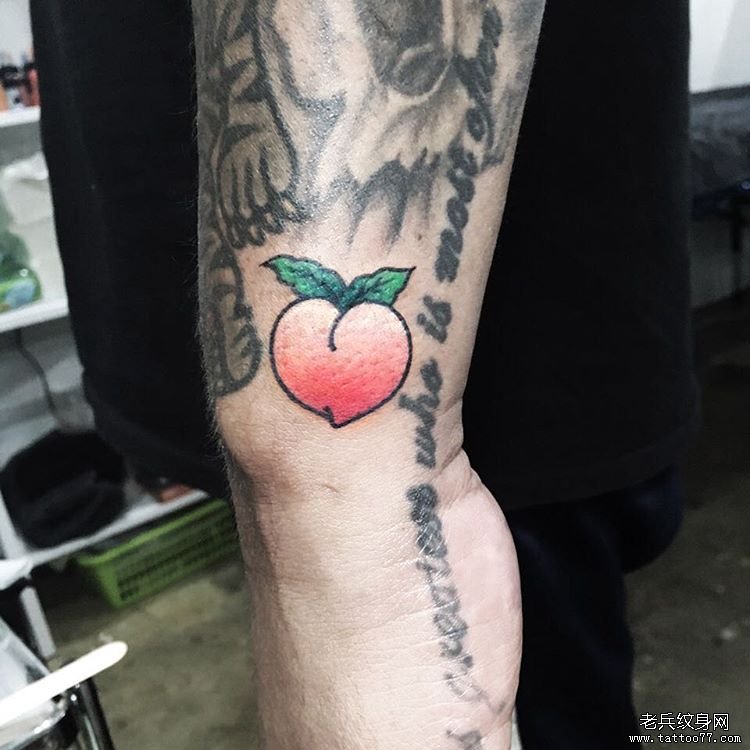 卡通桃子纹身图案