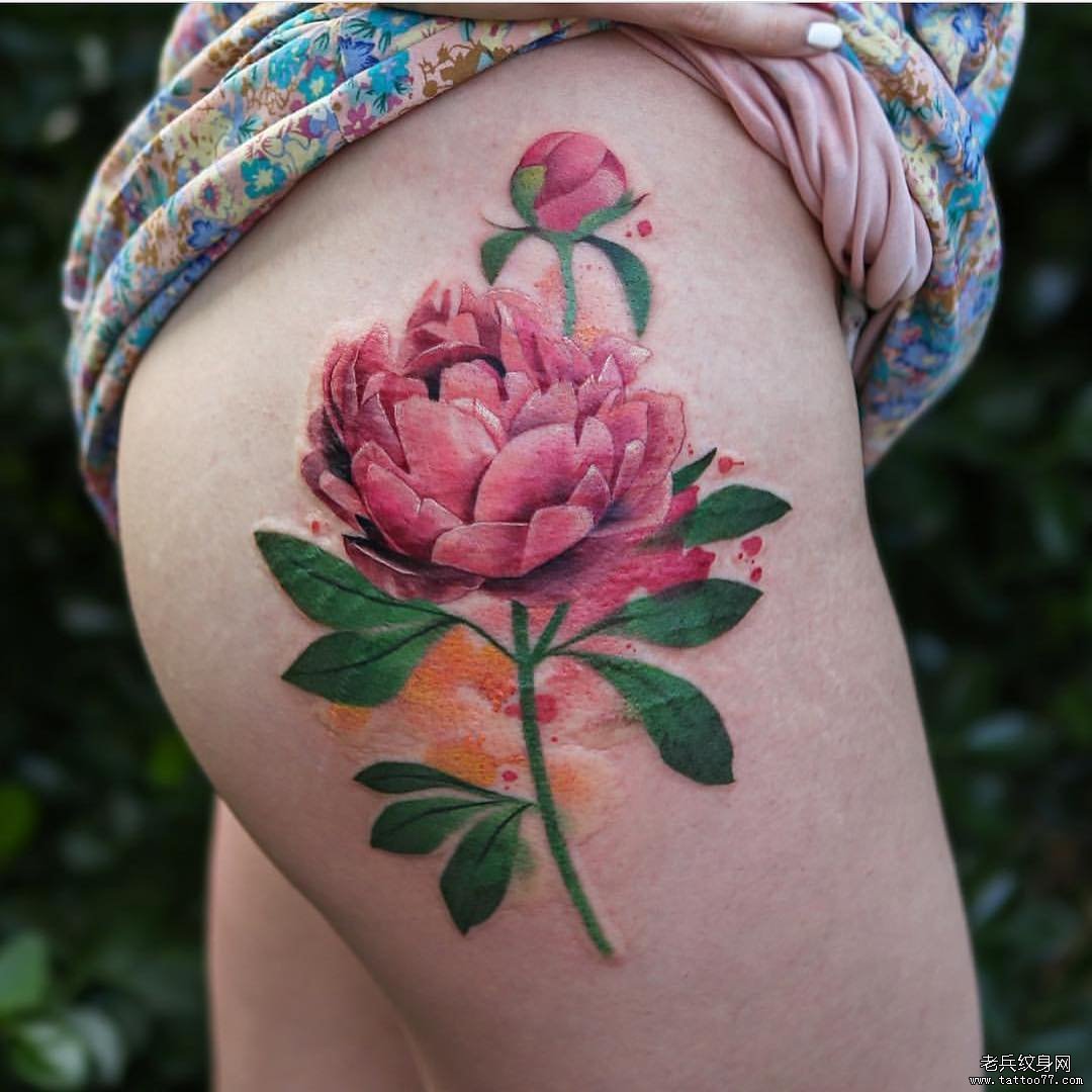 大腿彩色花卉纹身图案