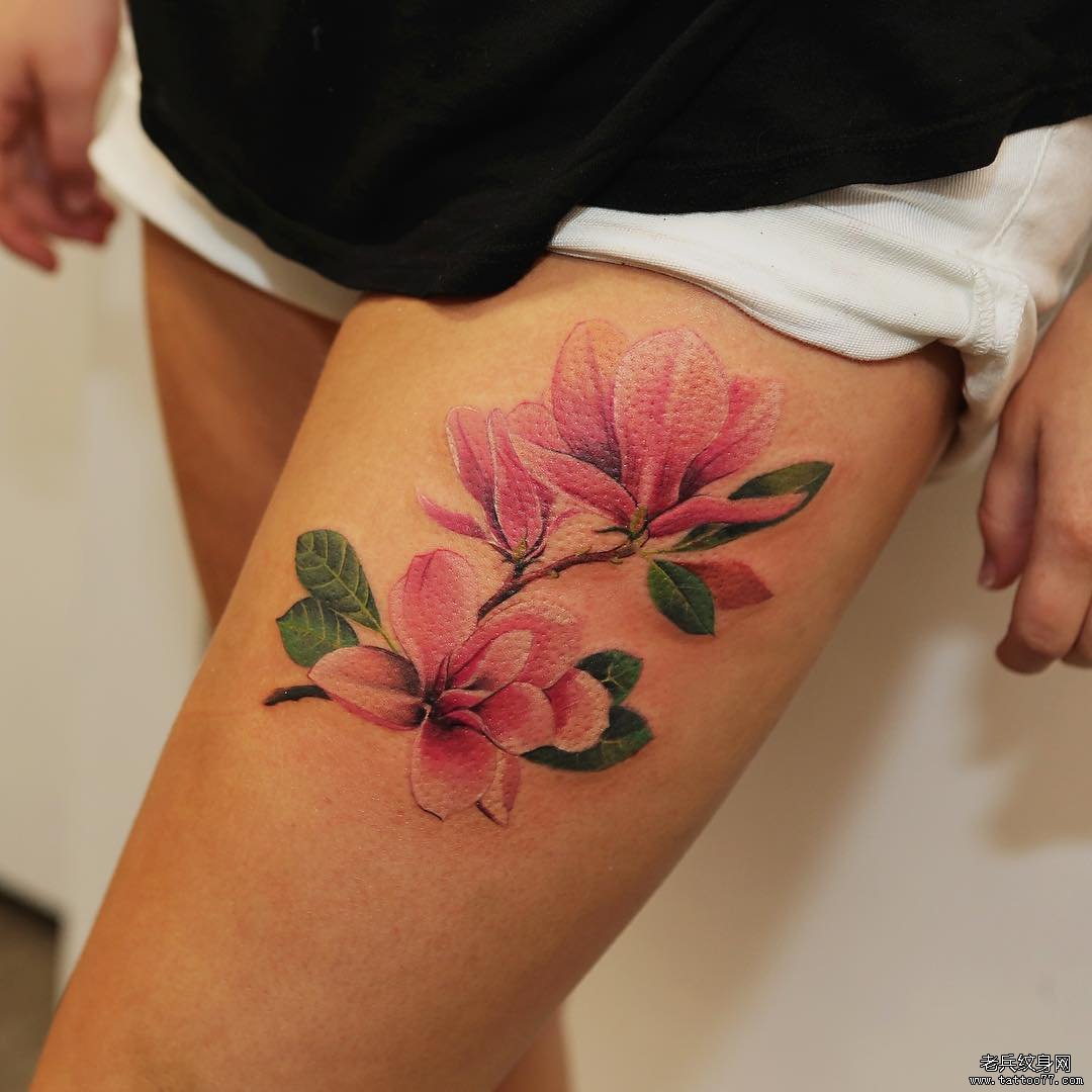 大腿花卉纹身图案