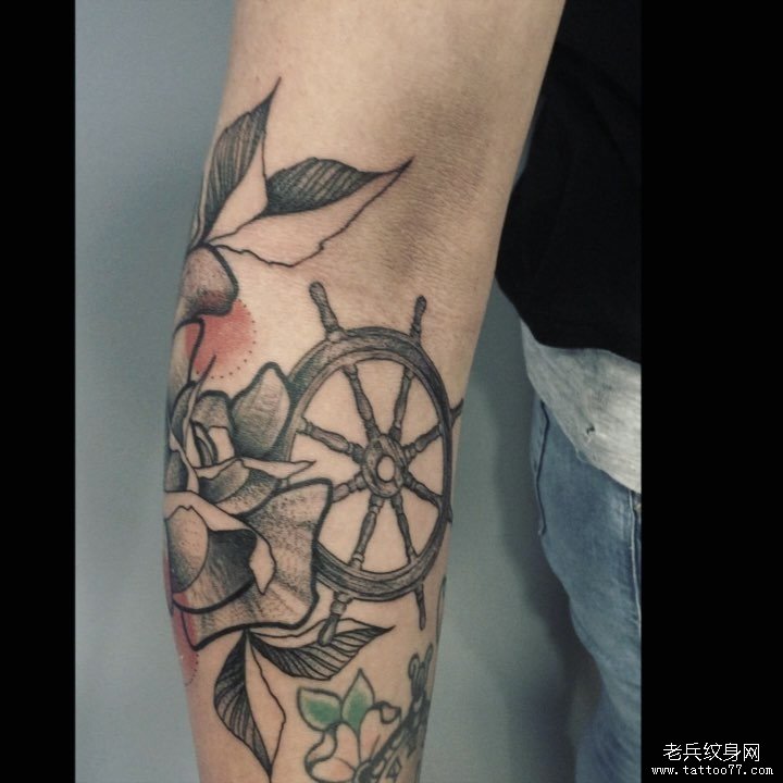 腿部花藤船舵纹身图案