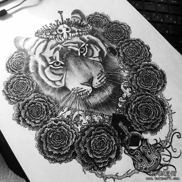 黑灰老虎玫瑰纹身图片
