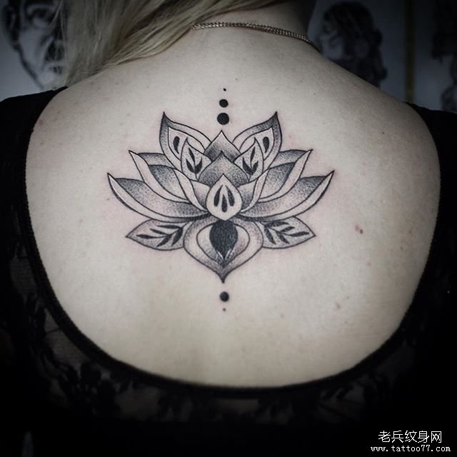 后背莲花黑灰纹身图片