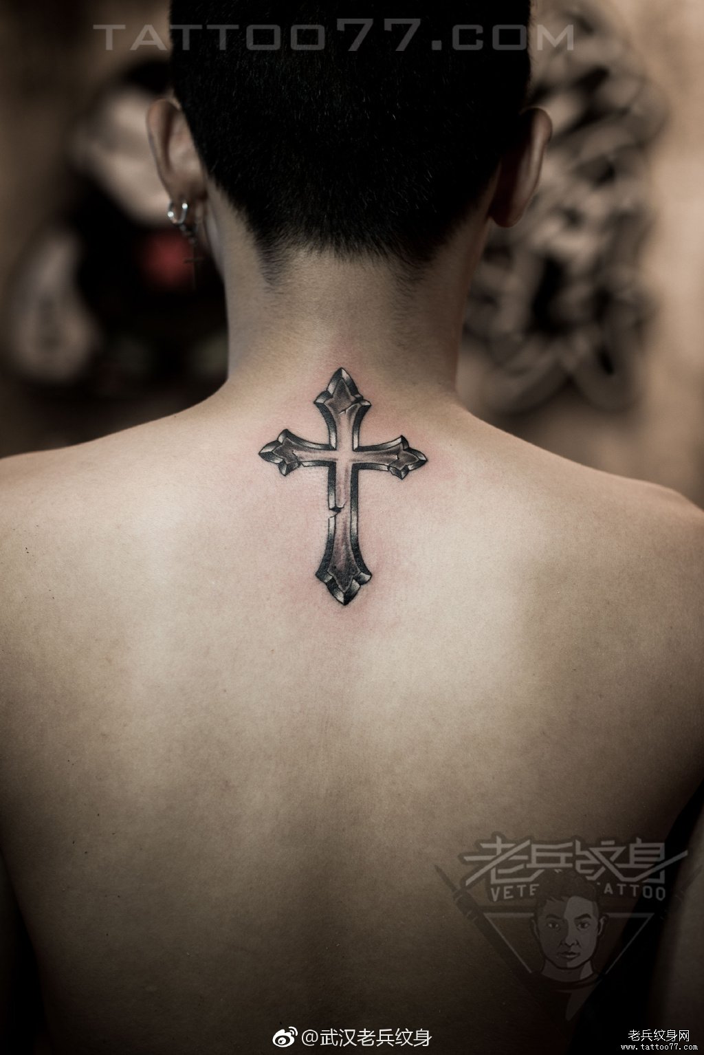 背部十字架纹身图案作品