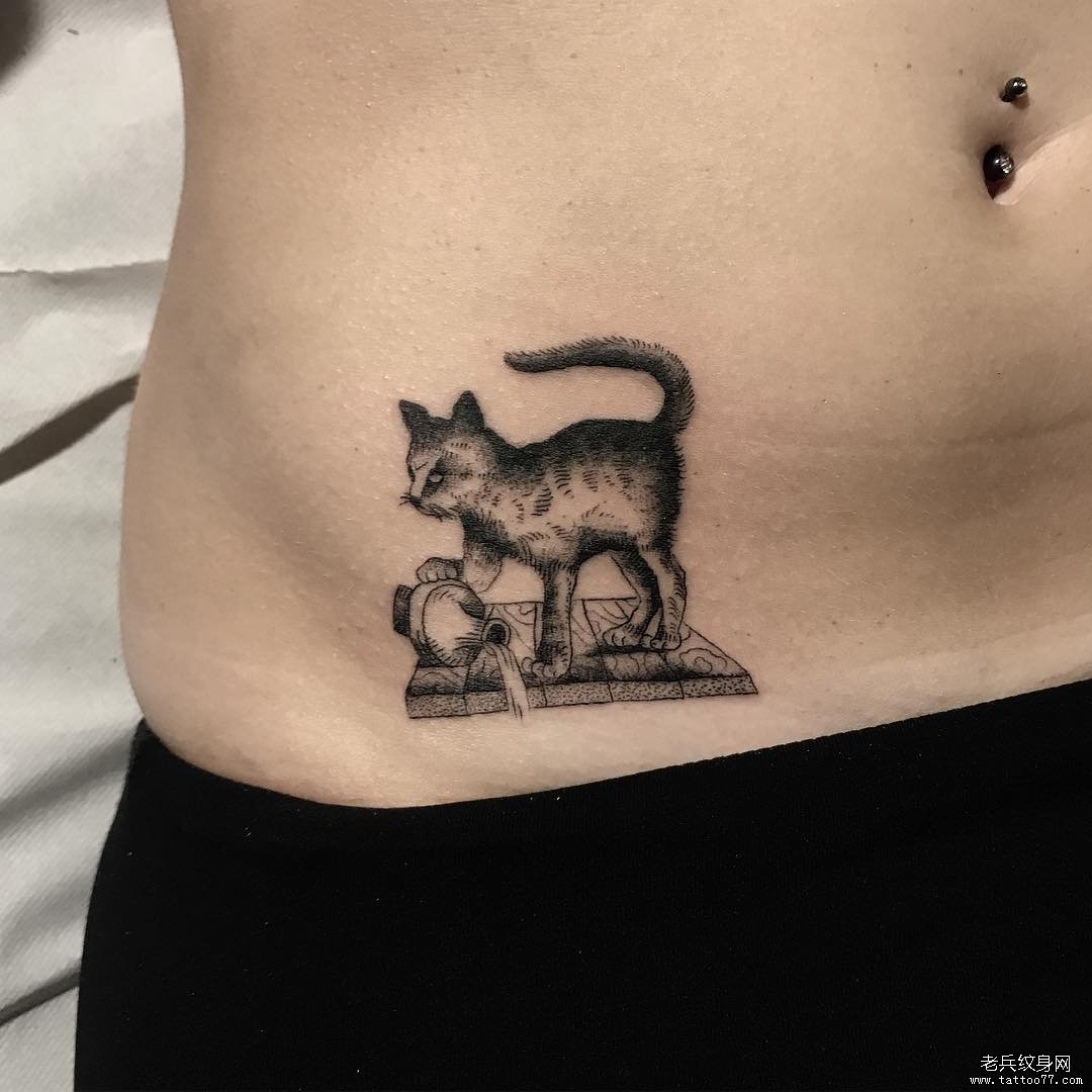腰部猫纹身图案