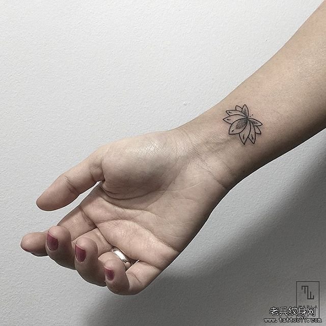 手腕莲花小清新点刺纹身图片