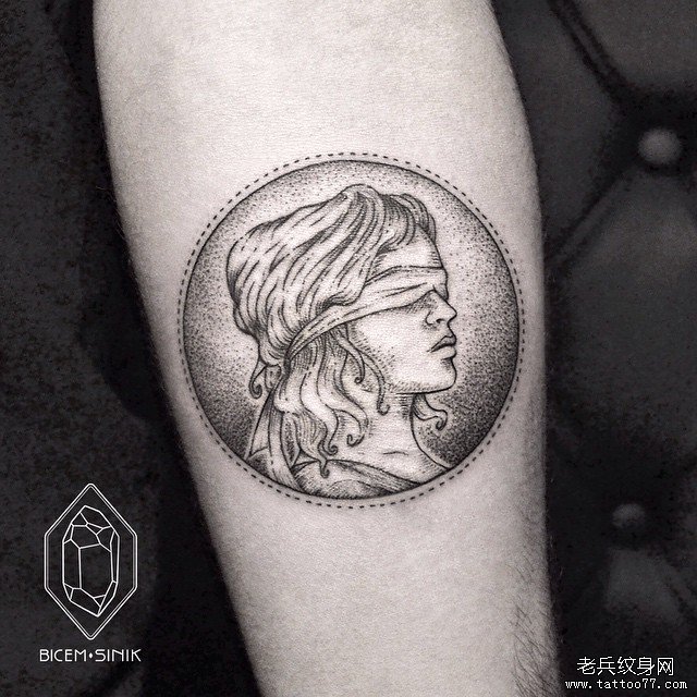 手臂点刺黑灰女郎欧美纹身图片