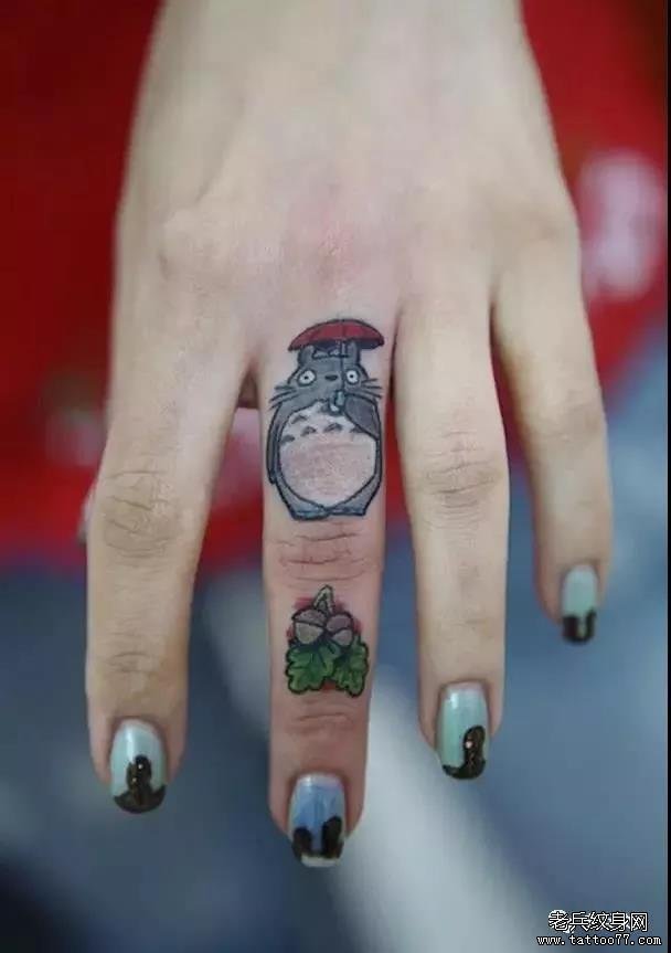 手指龙猫纹身图案