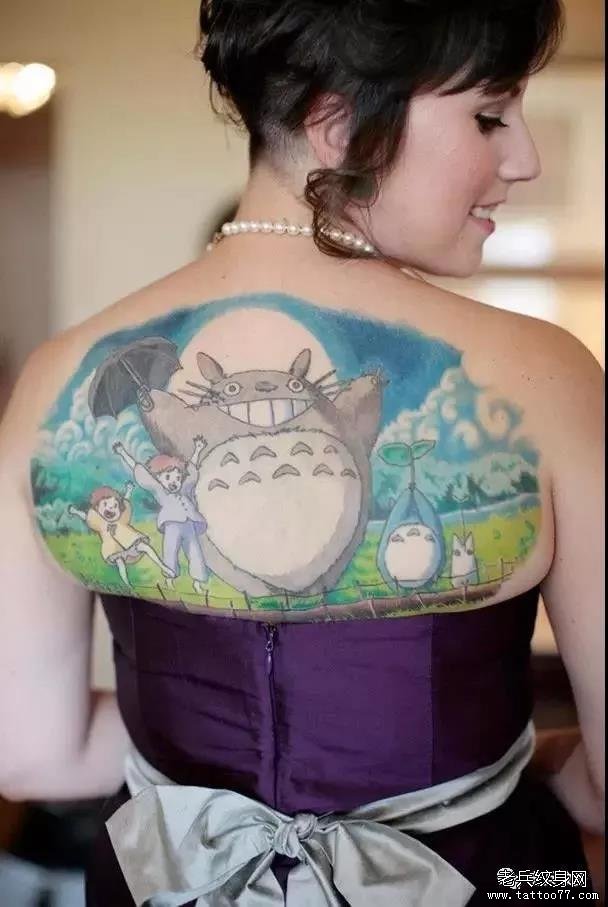 背部龙猫纹身图案