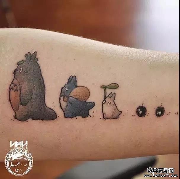 手臂龙猫纹身图案