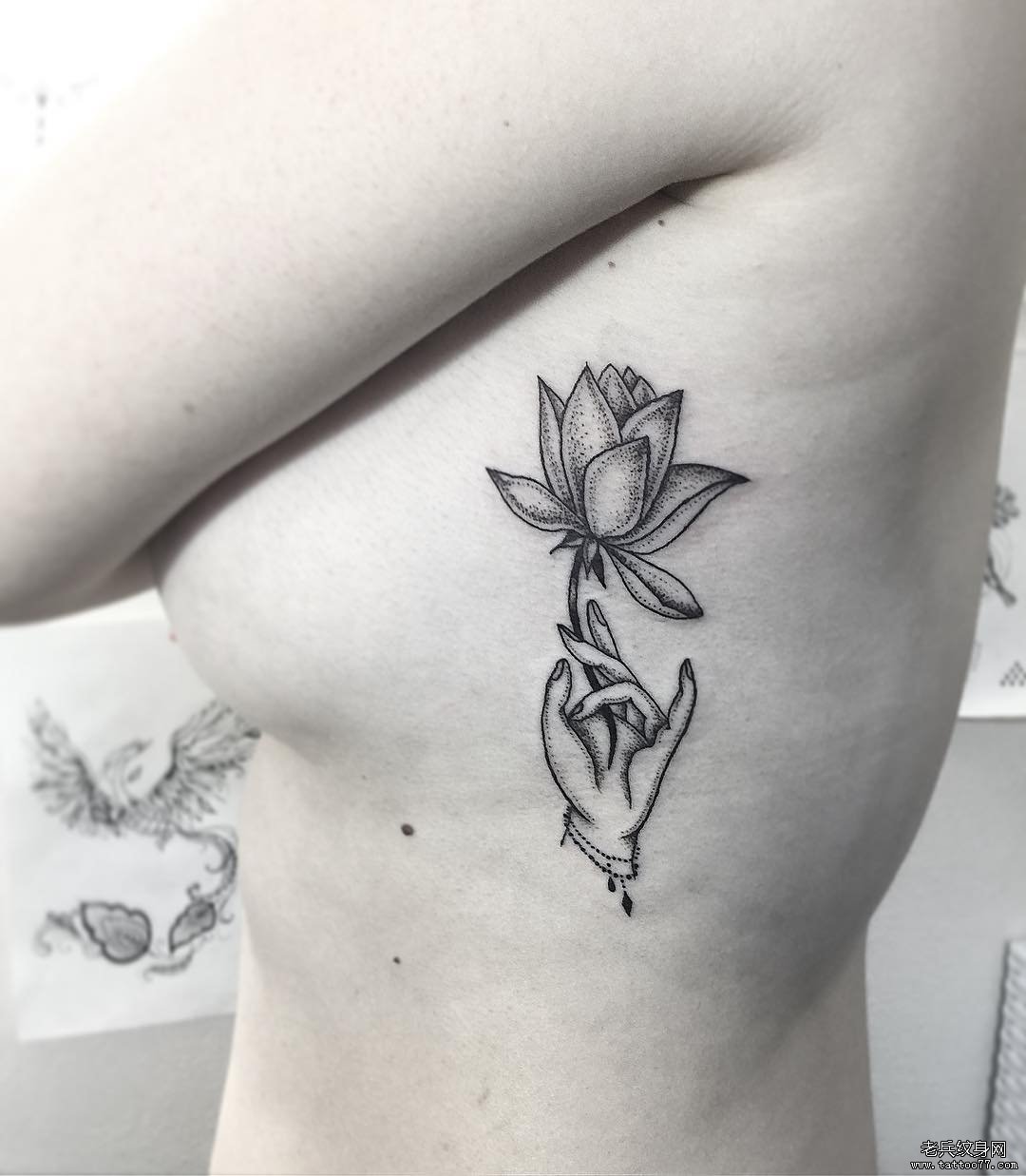 侧腰小清新点刺莲花纹身图片