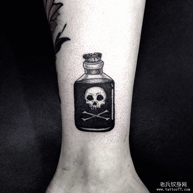 腿部瓶子纹身图片