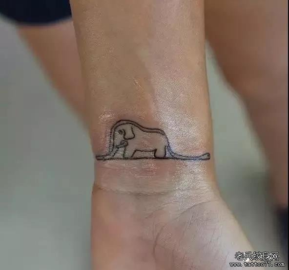 腿部小象纹身图案