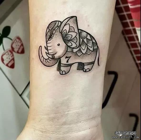 手臂象纹身图案