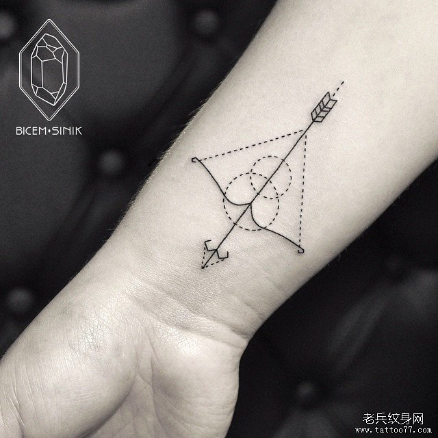手腕小清新箭纹身图片