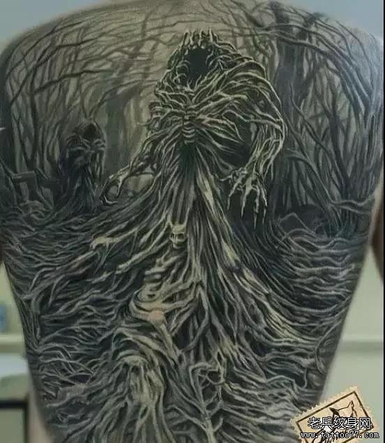 满背树纹身图案
