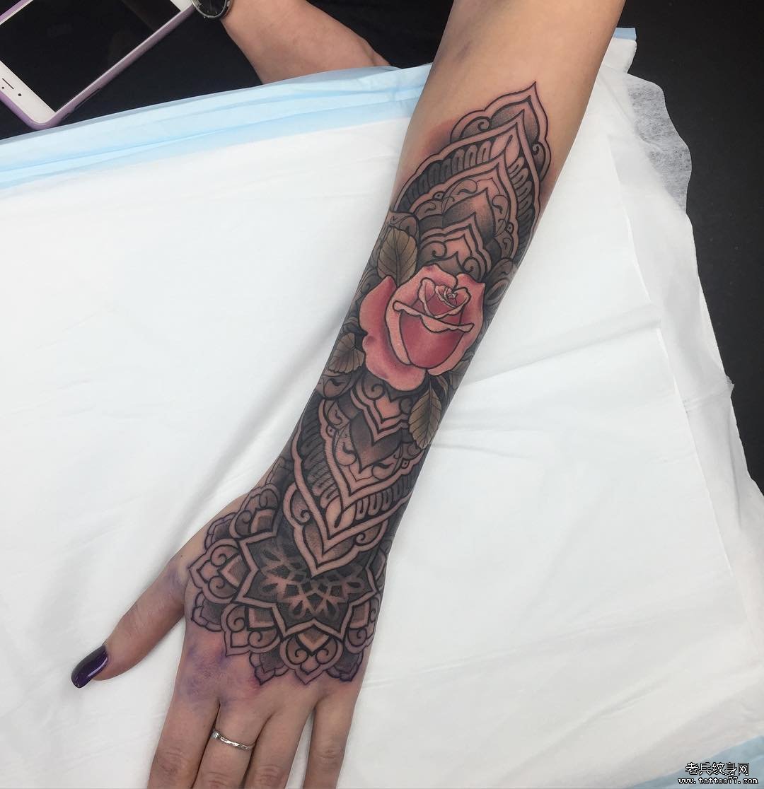 手臂蕾丝玫瑰纹身图片