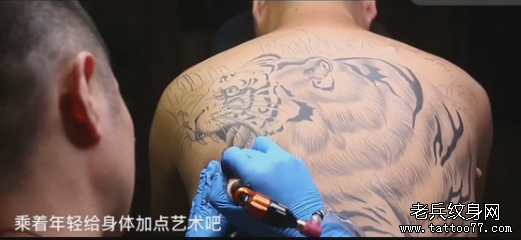 武汉老兵纹身兵哥打造满背纹身现场