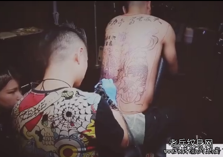 武汉老兵纹身兵哥打造满背现场