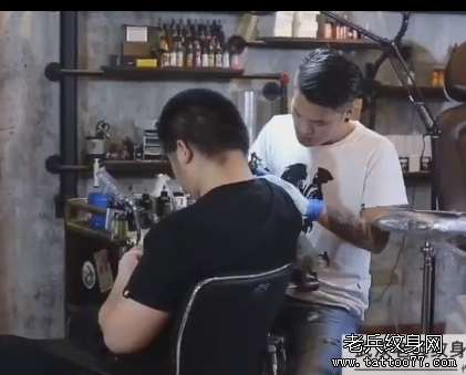 武汉老兵纹身纹身师打造纹身现场