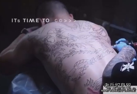 武汉老兵纹身纹身师创作纹身现场