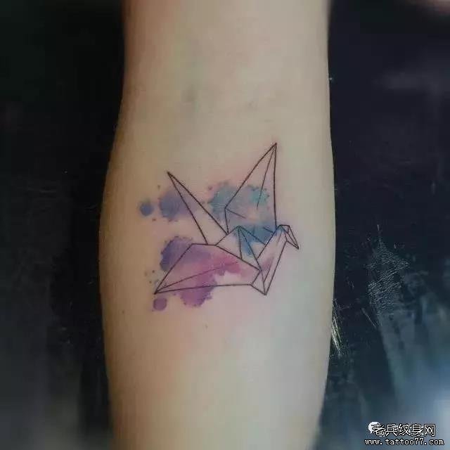 手臂水彩纹身图案