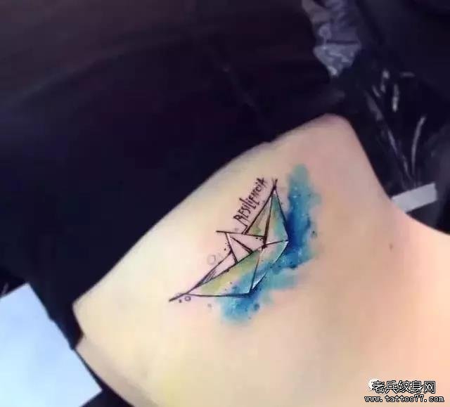 手臂水彩纹身图案