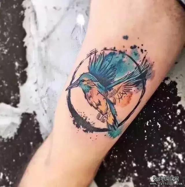 手臂水彩纹身图案