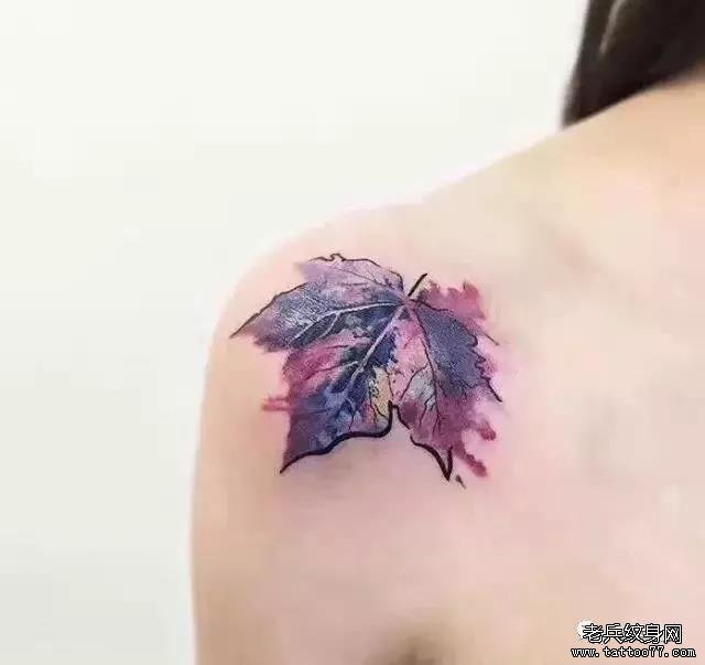 手臂彩色纹身图案