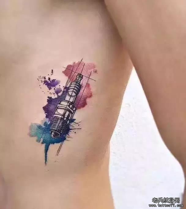 手臂水彩纹身图案