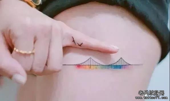 手臂水彩纹身图案