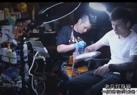武汉老兵纹身纹身师打造纹身现场花絮