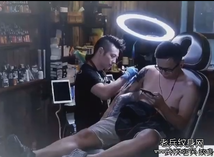 纹身师打造纹身现场视频