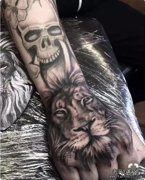 手背狮子纹身图案