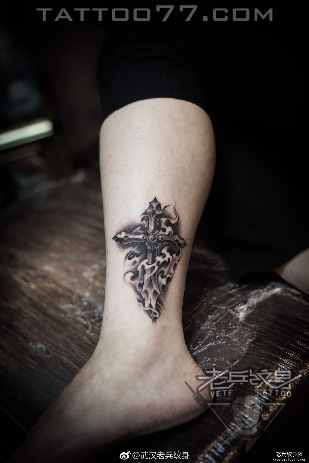 腿部十字架纹身图案作品