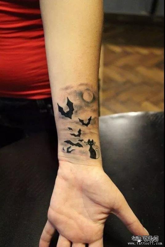 手臂卡通纹身图案
