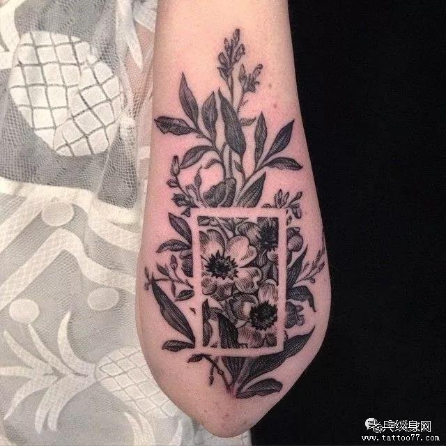 手臂花藤纹身图案