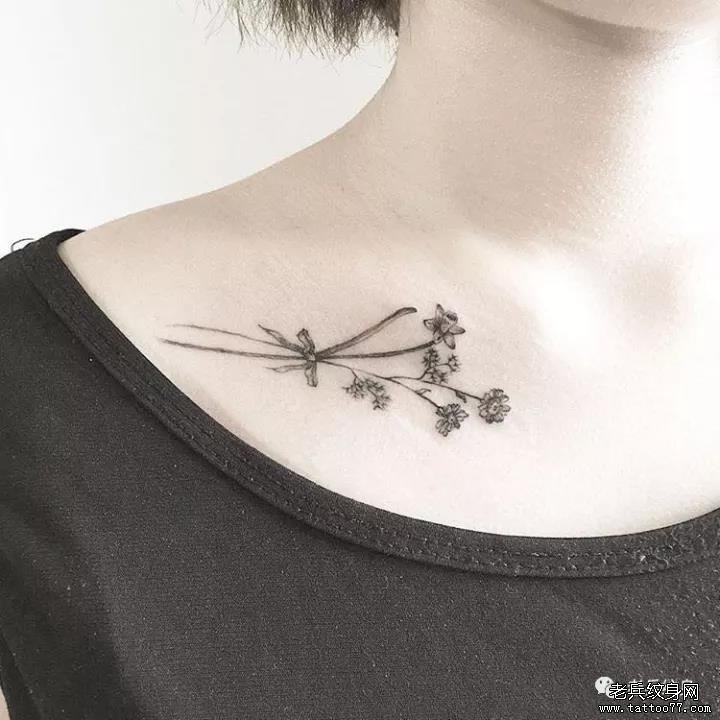 锁骨花藤纹身图案