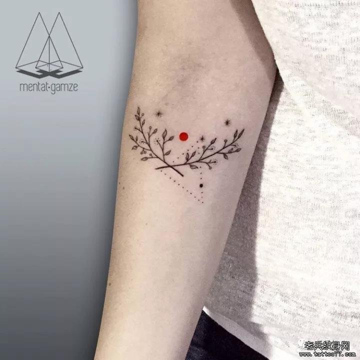 手臂几何纹身图案