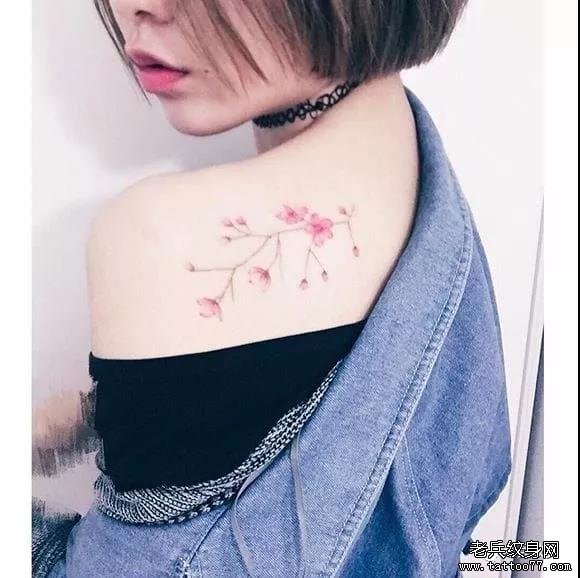 锁骨花藤纹身图案