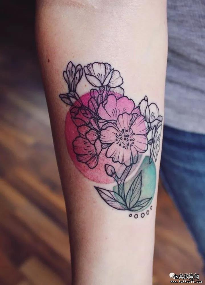 手臂花藤纹身图案