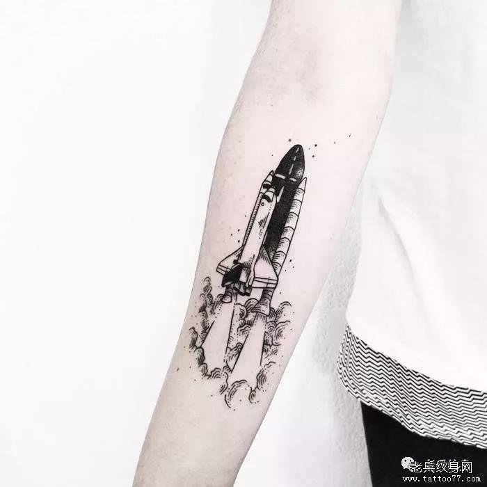 手臂火箭纹身图案