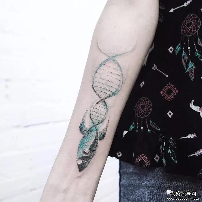 手臂火箭纹身图案