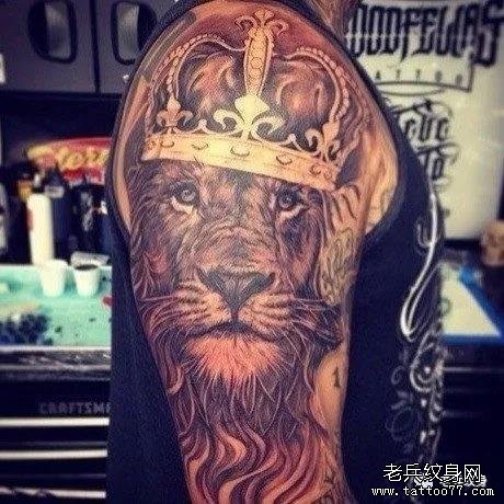 手臂狮子纹身图案
