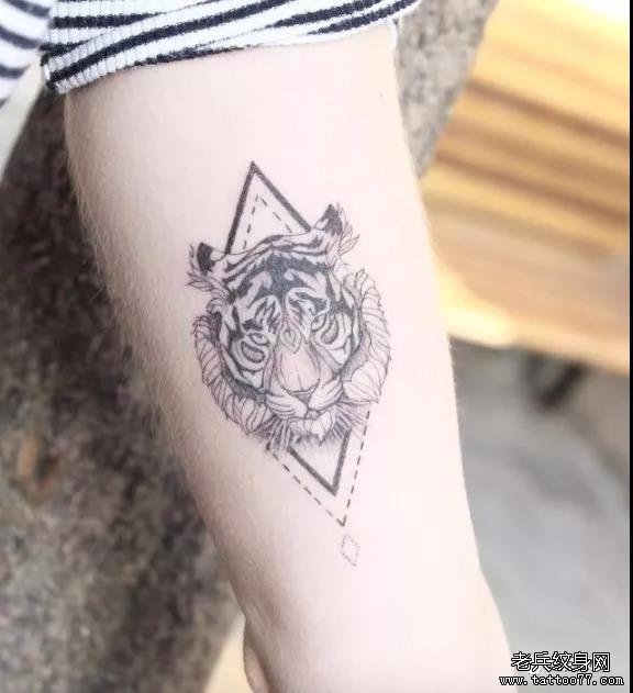 手臂老虎纹身图案