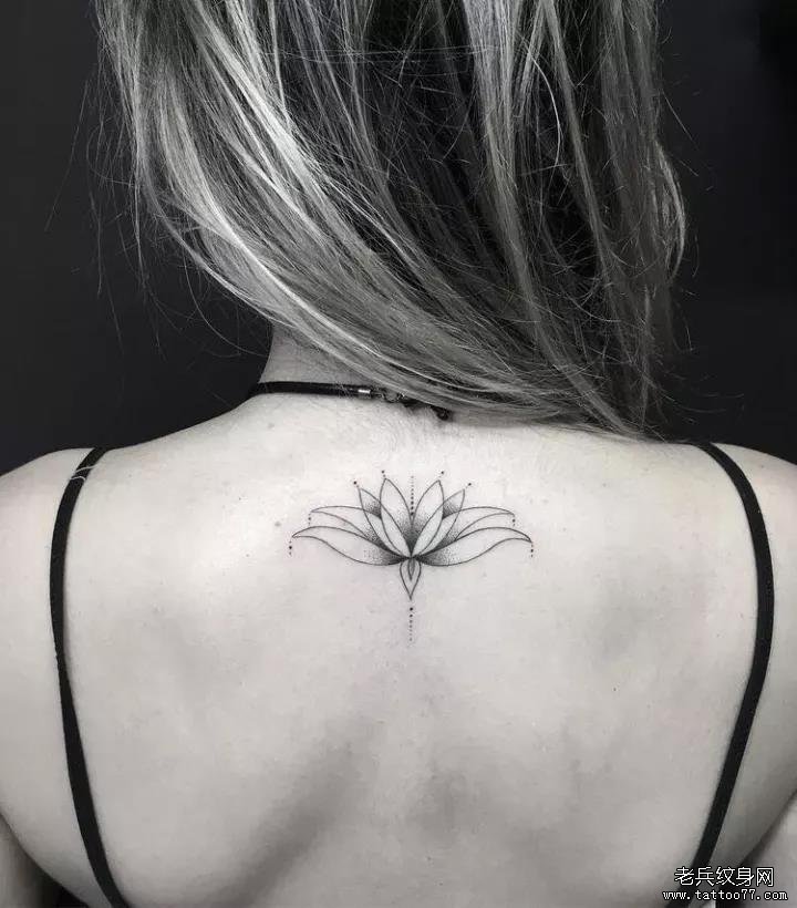 点刺莲花纹身图案