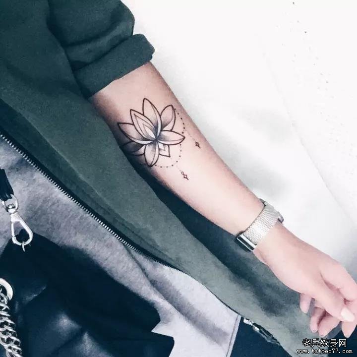 手臂莲花纹身图案
