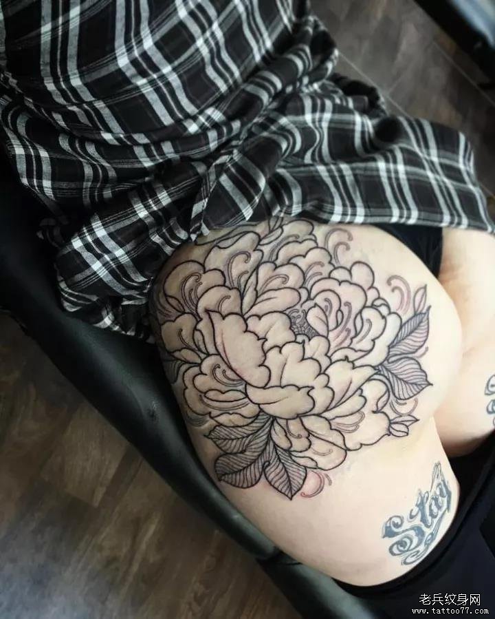 臀部牡丹纹身图案