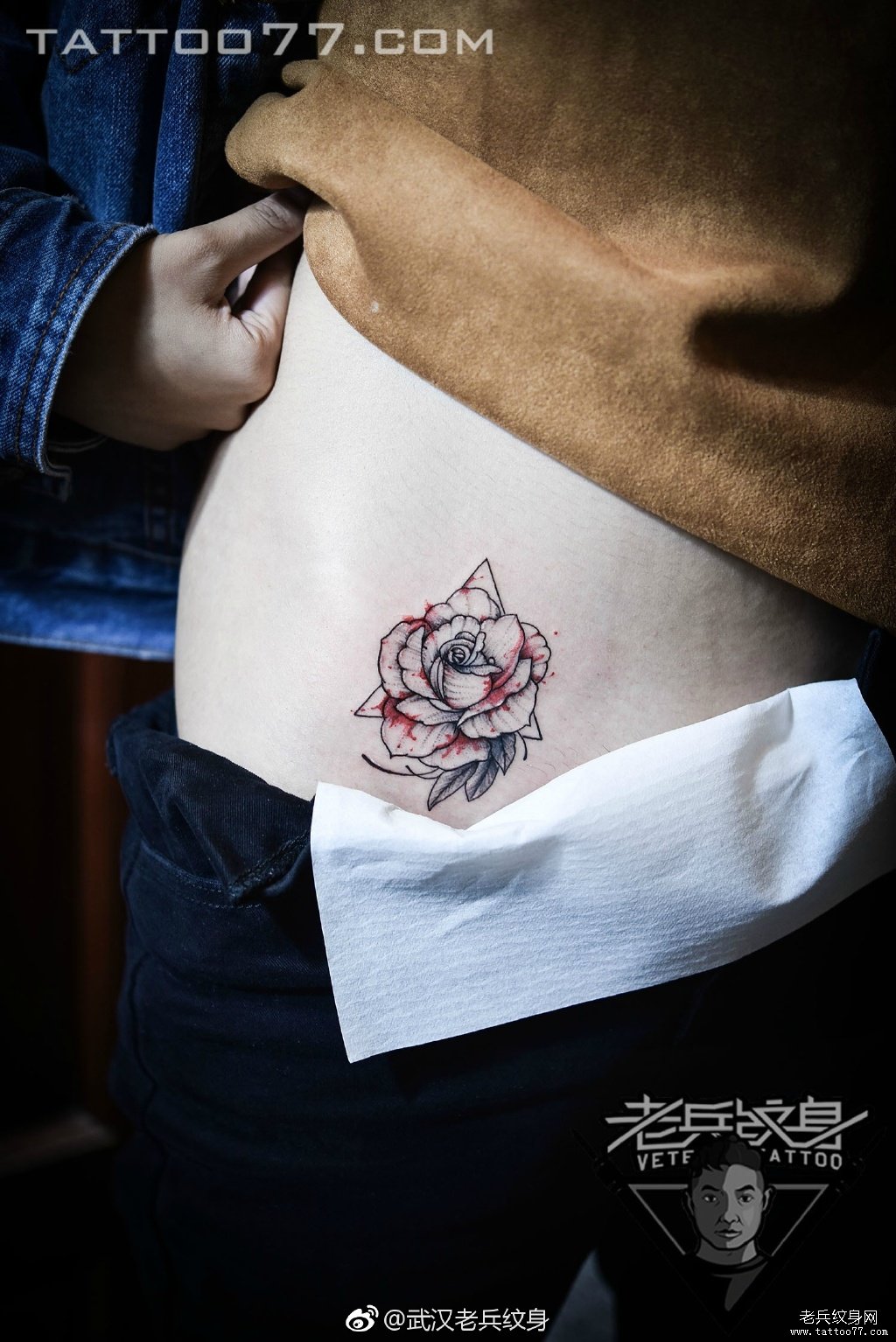 侧腰玫瑰纹身图案作品