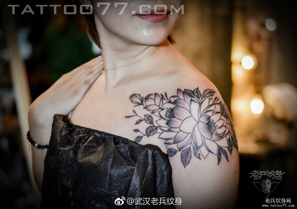 肩部花藤纹身图案作品